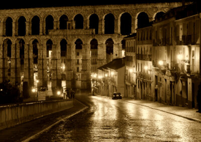 Acueducto de Segovia en una noche lluviosa