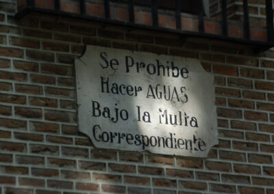 Cartel de prohibisción de hacer aguas en una calle de Madrid